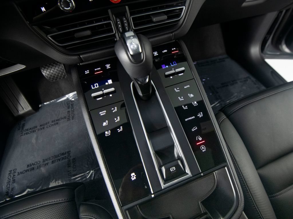 Certified 2026 Porsche Macan AWD/4WD image 29