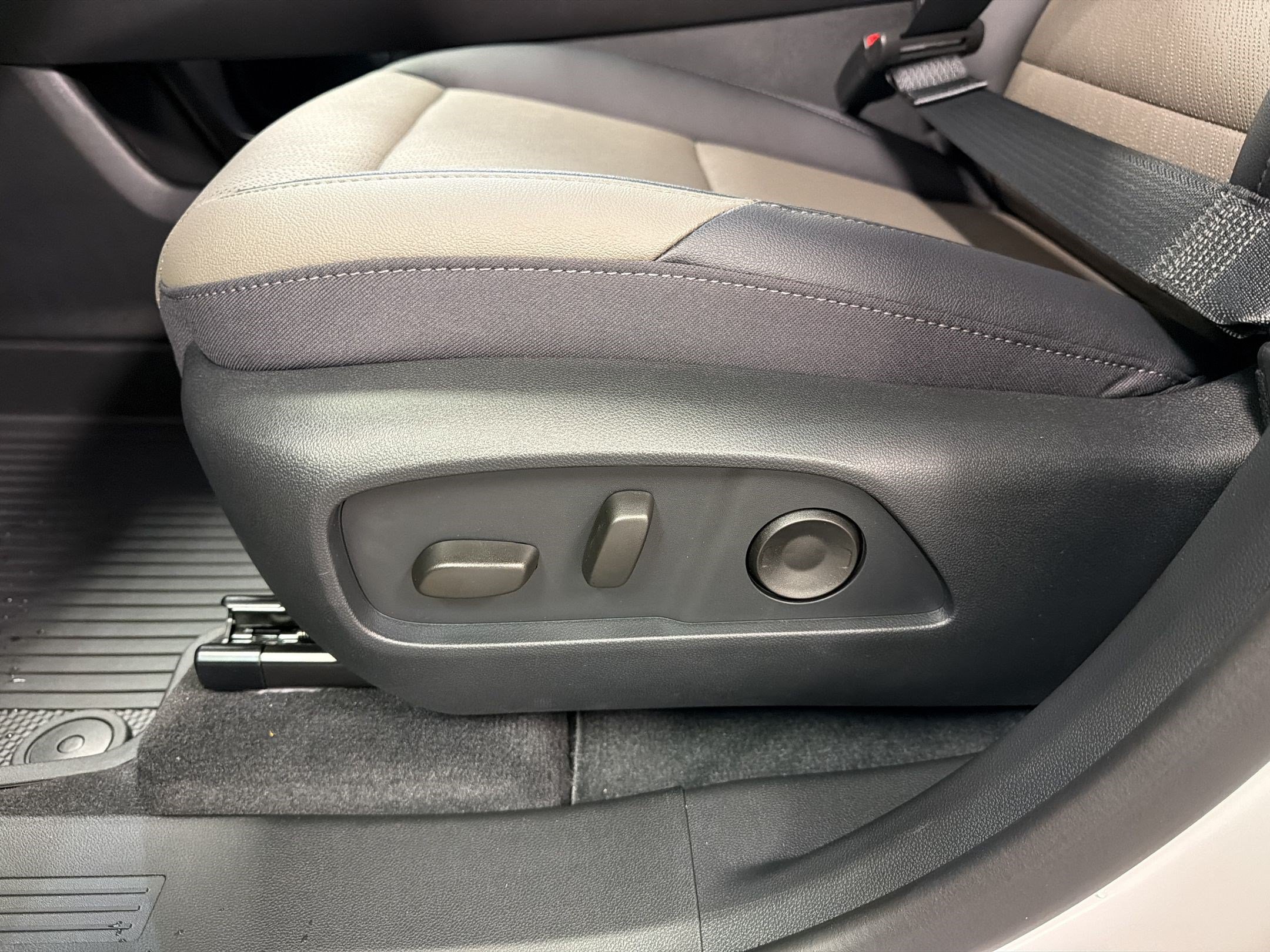 New 2026 Chevrolet Equinox LT w/ Convenience Package II FWD image 13