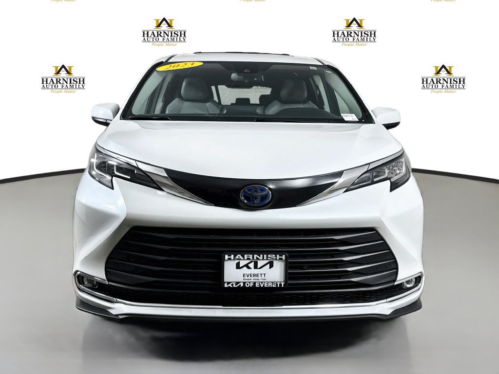 Used 2023 Toyota Sienna XLE AWD/4WD image 2