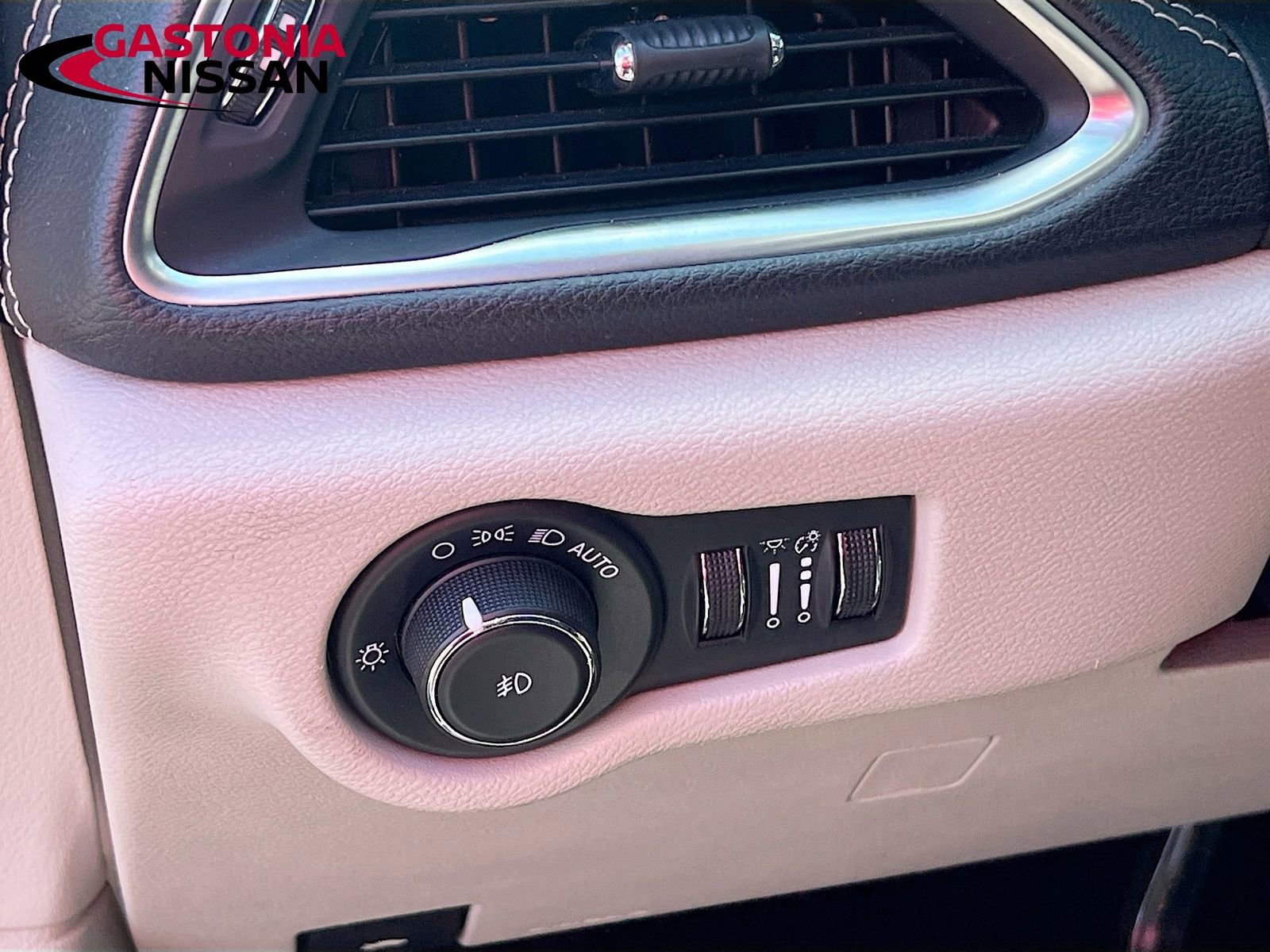 Used 2023 Chrysler Pacifica Limited FWD image 13