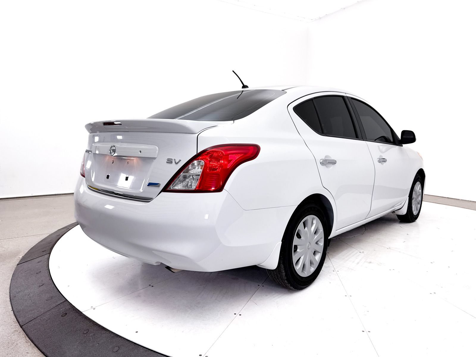 Used 2014 Nissan Versa SV FWD image 11