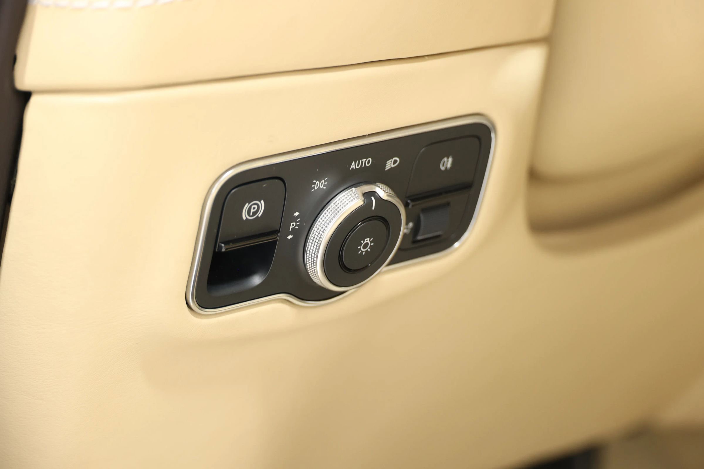 Used 2021 Aston Martin DBX image 23
