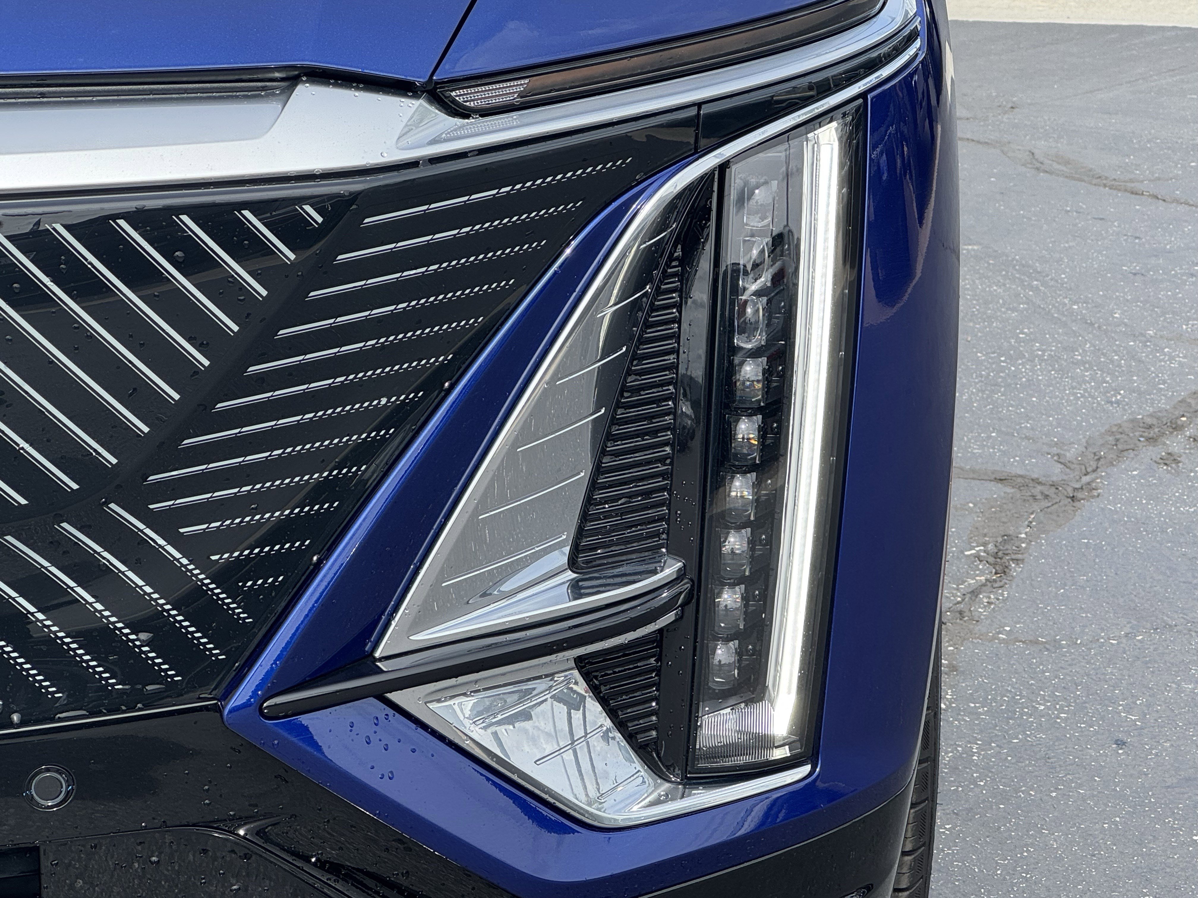 Used 2024 Cadillac Lyriq Luxury AWD/4WD image 6