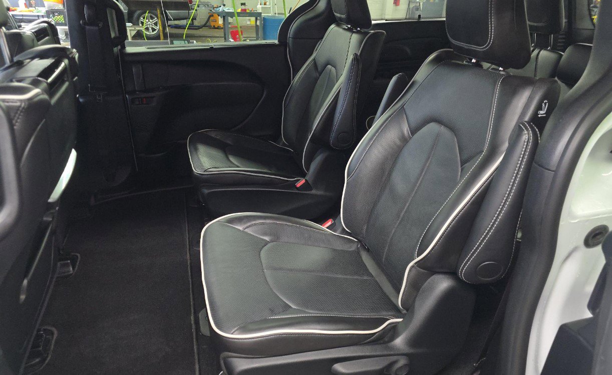 Used 2024 Chrysler Pacifica Premium image 10