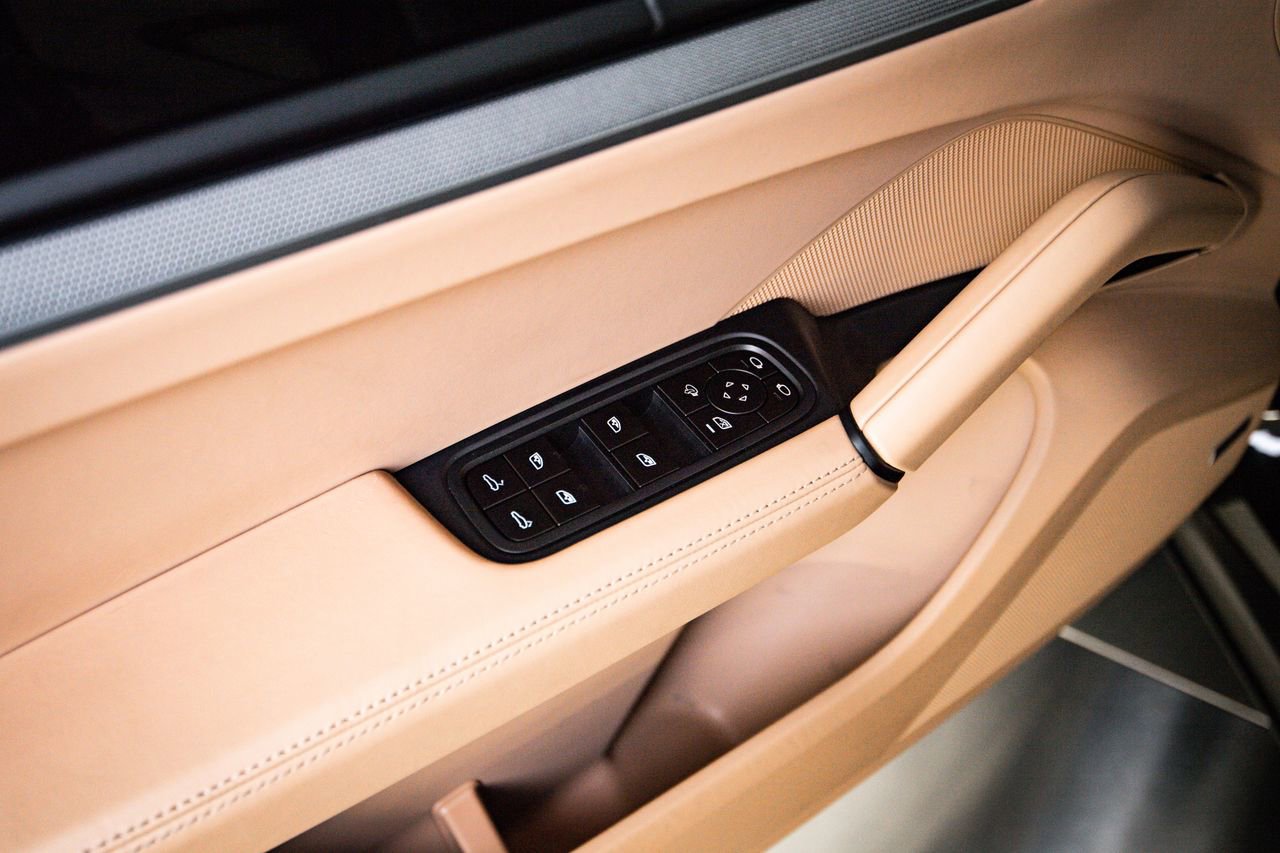 Certified 2024 Porsche Cayenne Coupe image 22