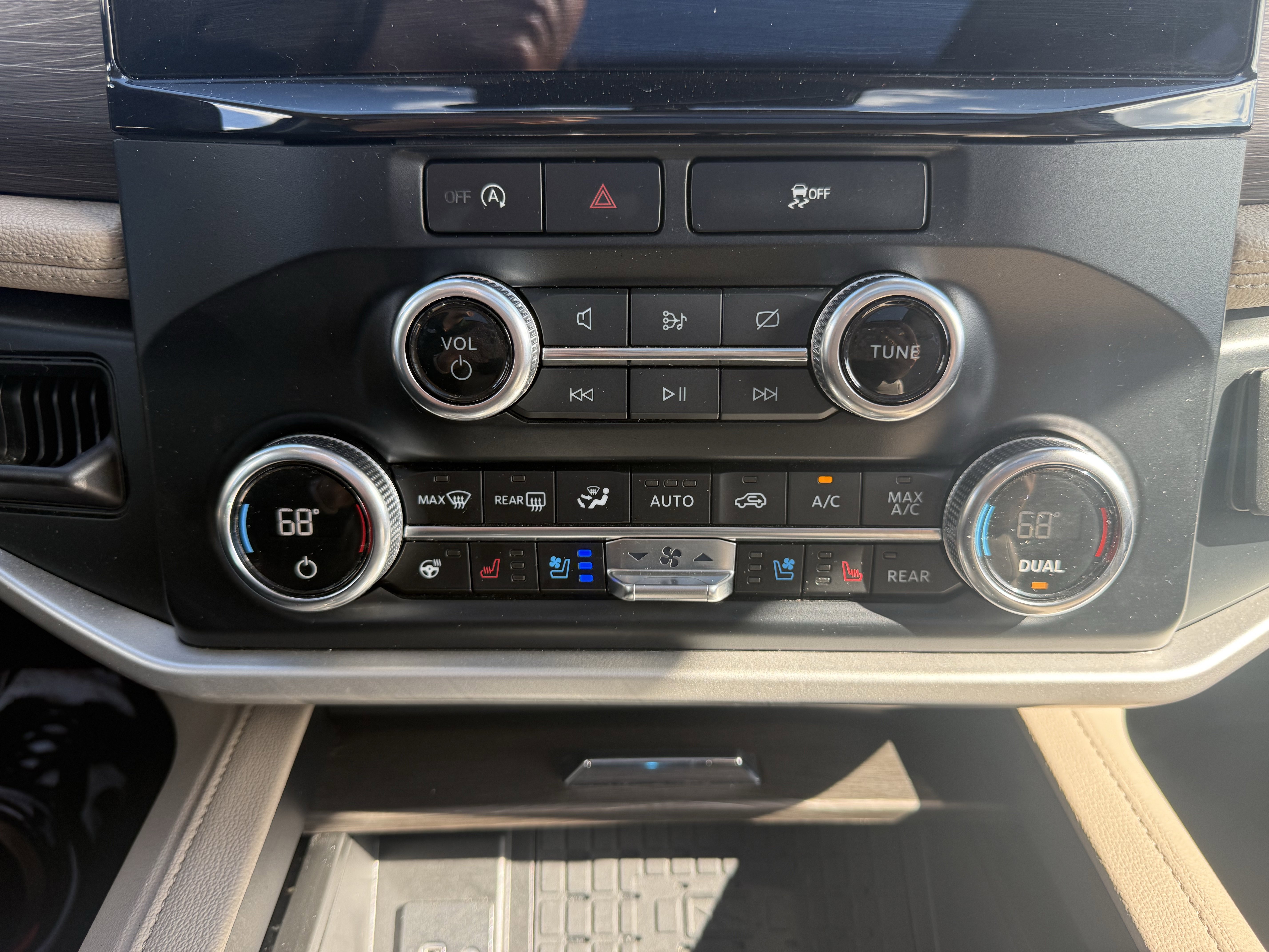 Used 2024 Ford Expedition Limited image 25