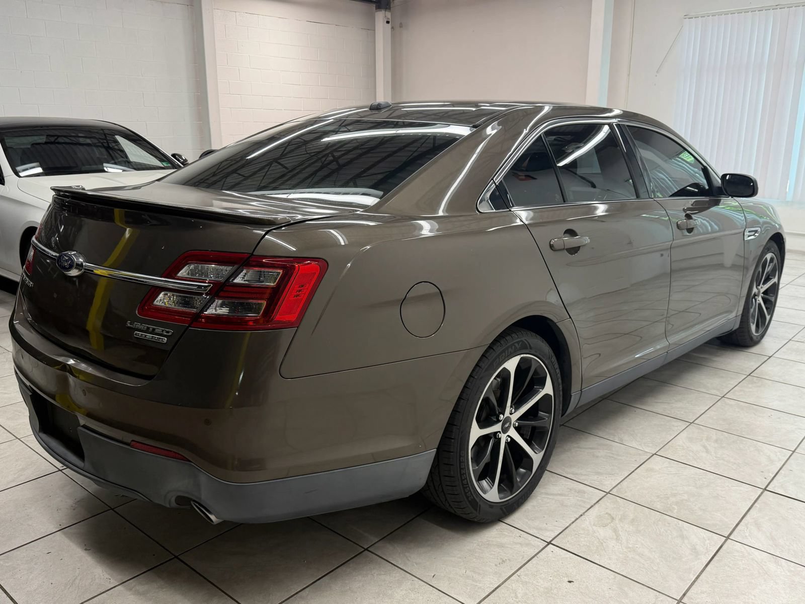 Used 2015 Ford Taurus Limited w/ Equipment Group 301A FWD image 9