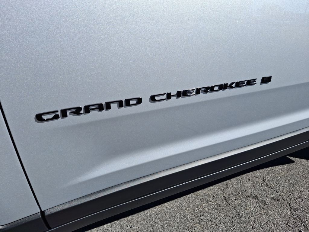 New 2025 Jeep Grand Cherokee Limited w/ Black Appearance Package image 32