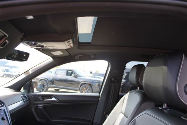Used 2021 Volkswagen Tiguan SE R-Line FWD image 30
