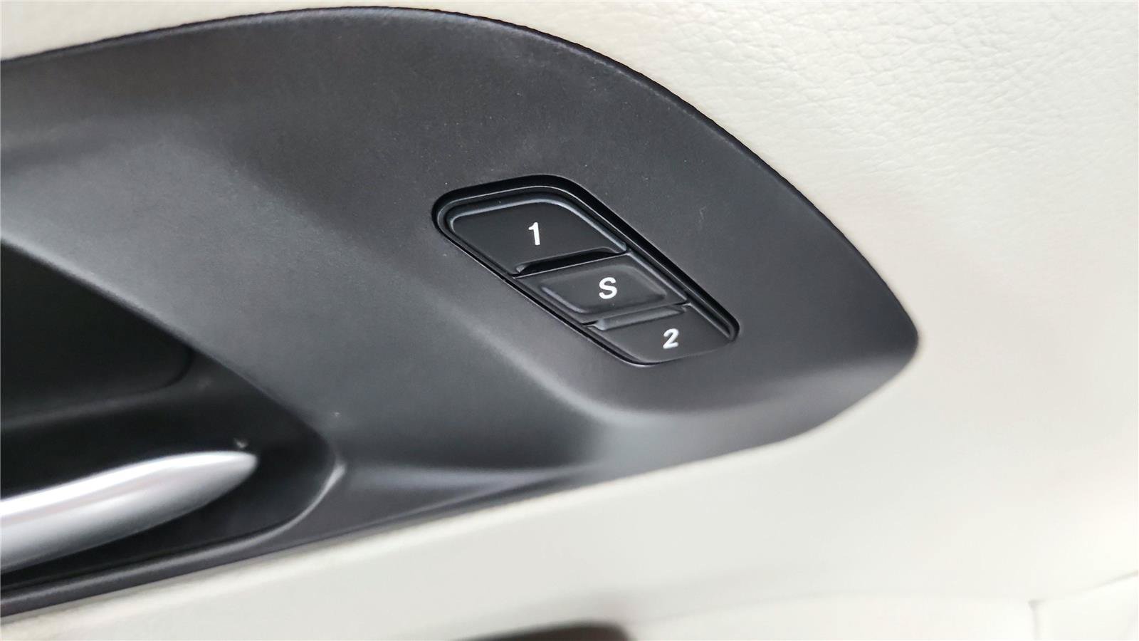 Used 2021 Chrysler Pacifica Touring-L w/ Uconnect Theater Family Group FWD image 12