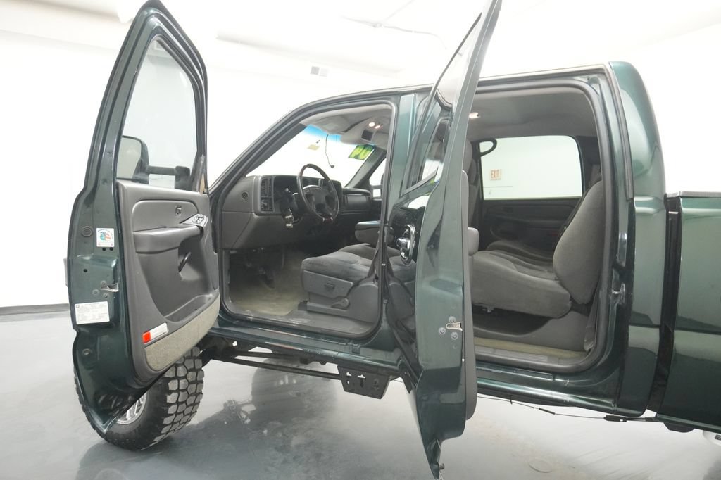 Used 2004 Chevrolet Silverado 2500 LS w/ Skid Plate Package AWD/4WD image 18