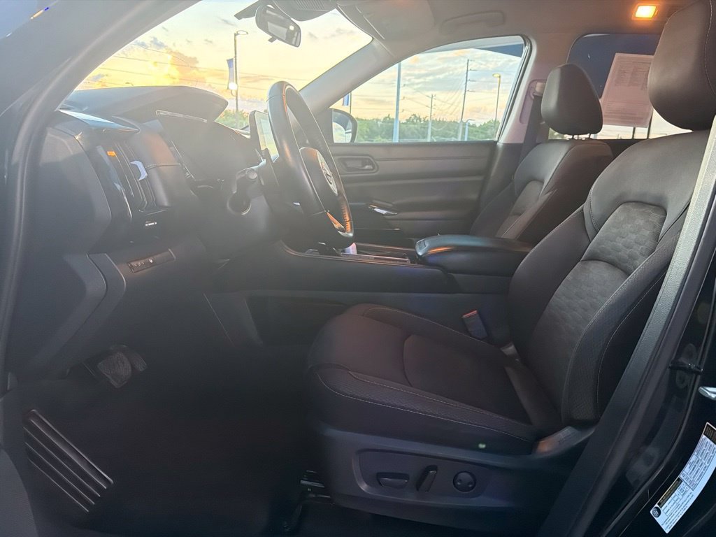 Used 2024 Nissan Pathfinder SV FWD image 5