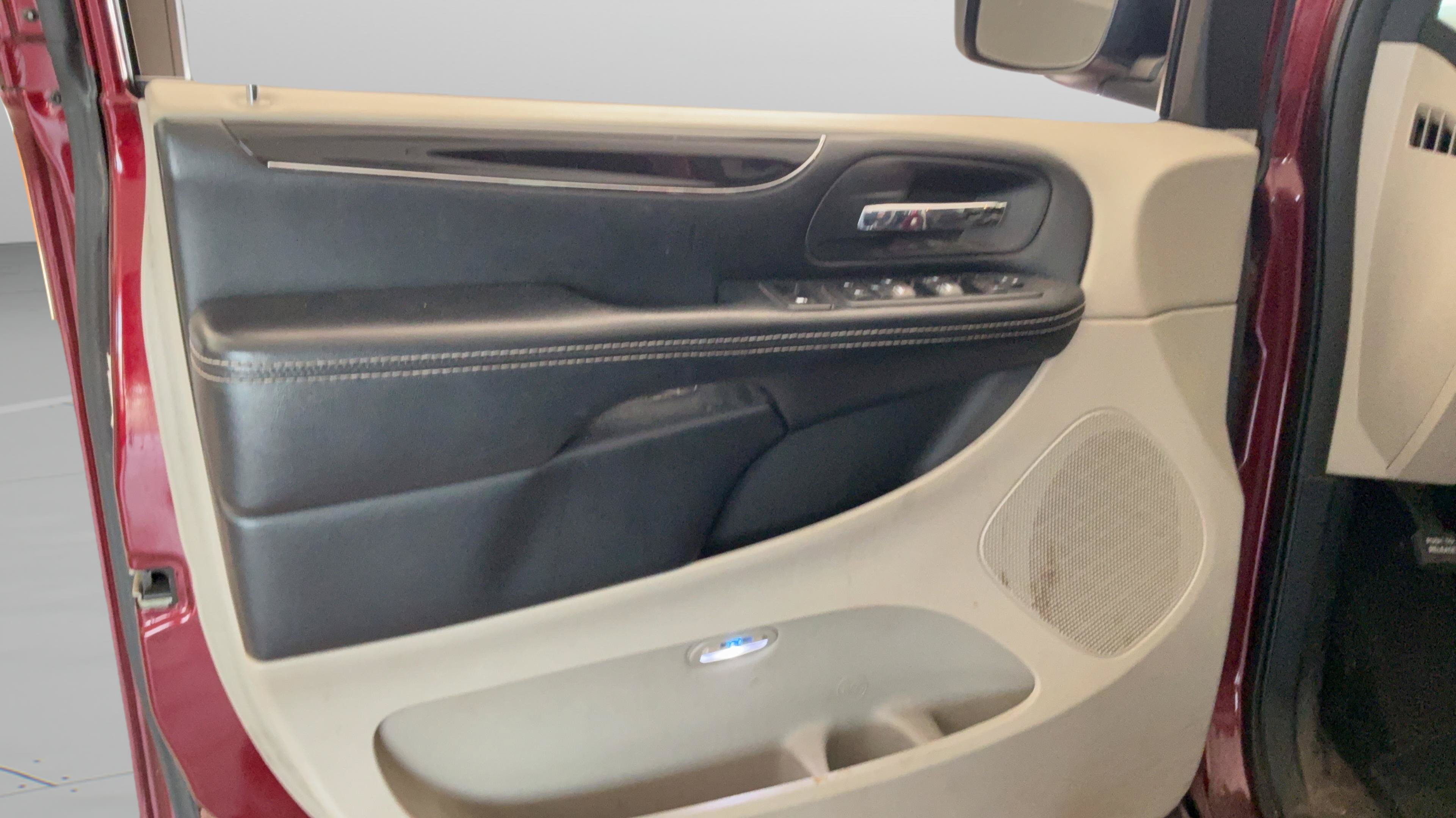 Used 2019 Dodge Grand Caravan SXT FWD image 17
