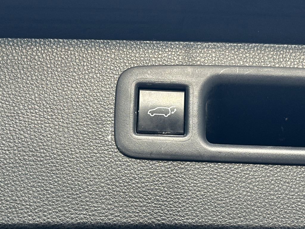 Used 2021 Toyota Highlander LE AWD/4WD image 6