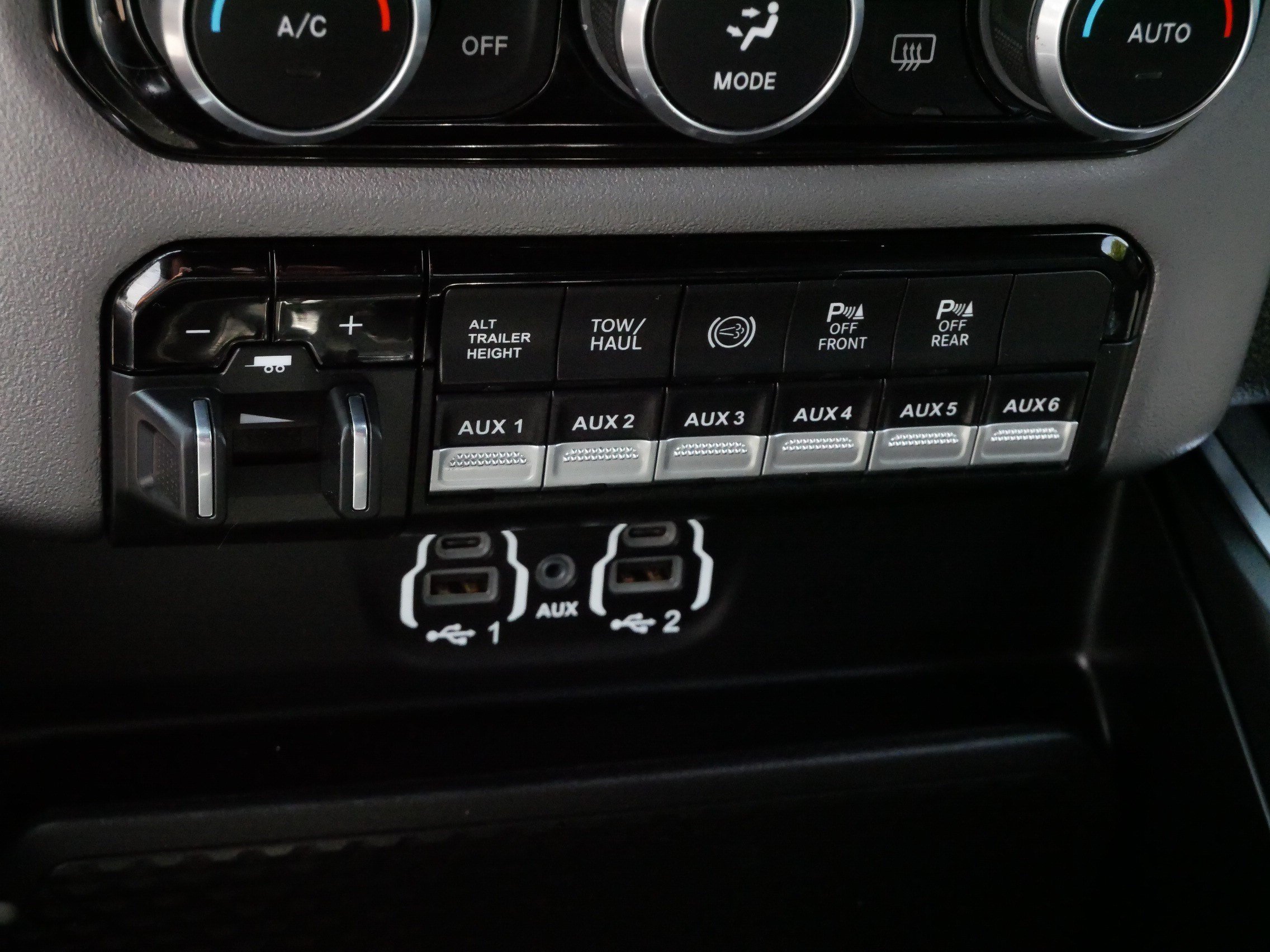 Used 2024 RAM 2500 Big Horn w/ Night Edition AWD/4WD image 28
