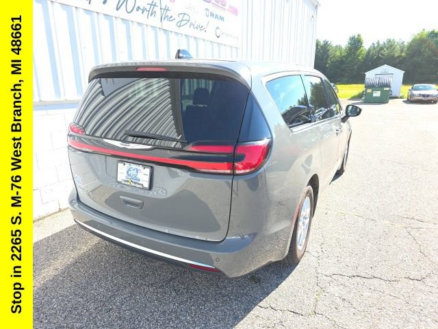 Used 2023 Chrysler Pacifica Touring-L FWD image 11