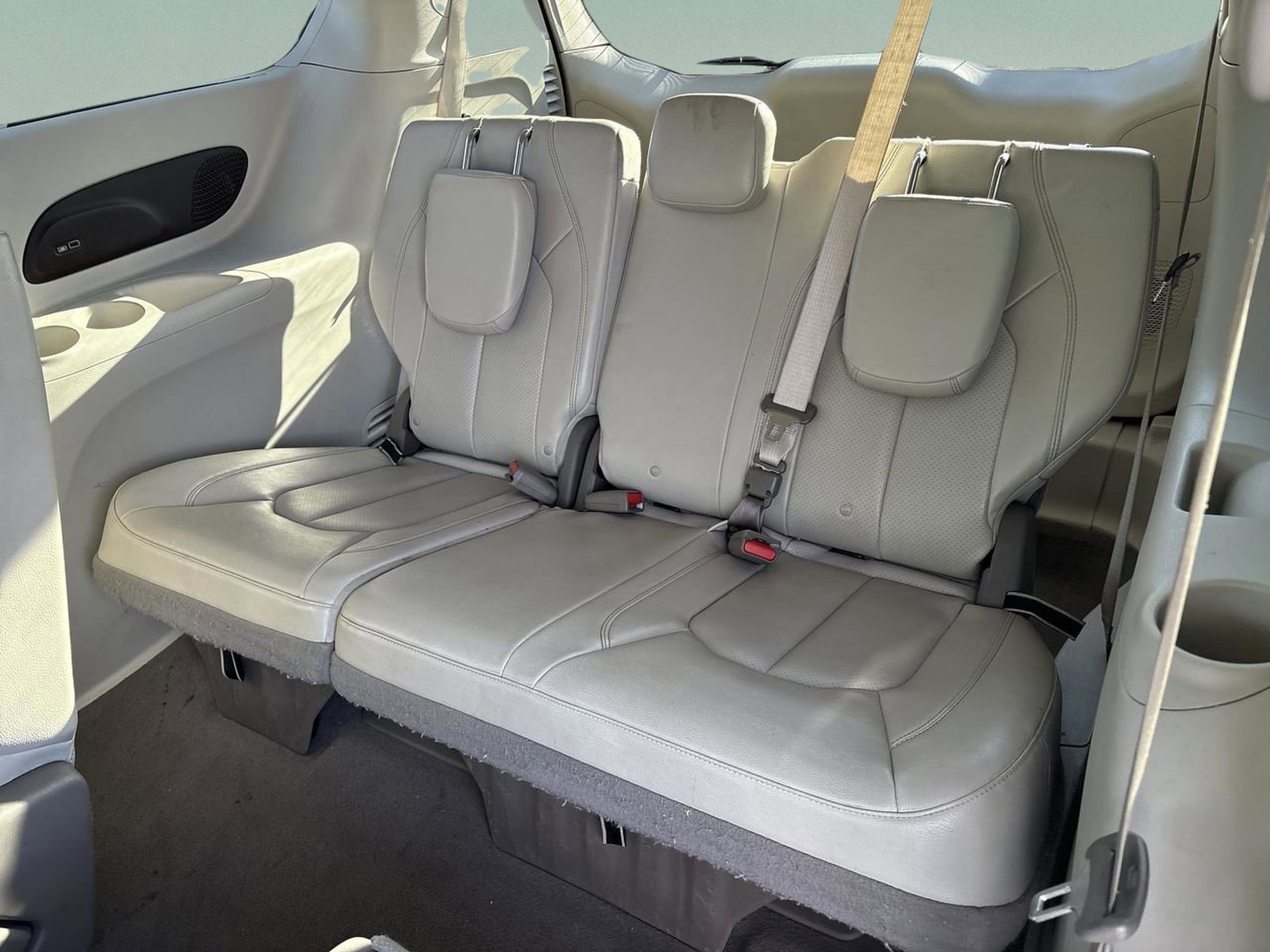 Used 2020 Chrysler Pacifica Touring-L Plus w/ Tire & Wheel Group image 19