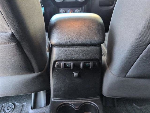 Used 2015 Jeep Wrangler Unlimited Rubicon w/ Connectivity Group AWD/4WD image 17