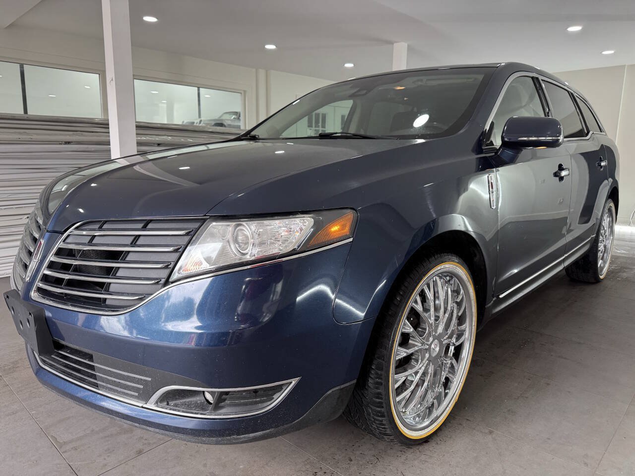 Used 2017 Lincoln MKT FWD image 1