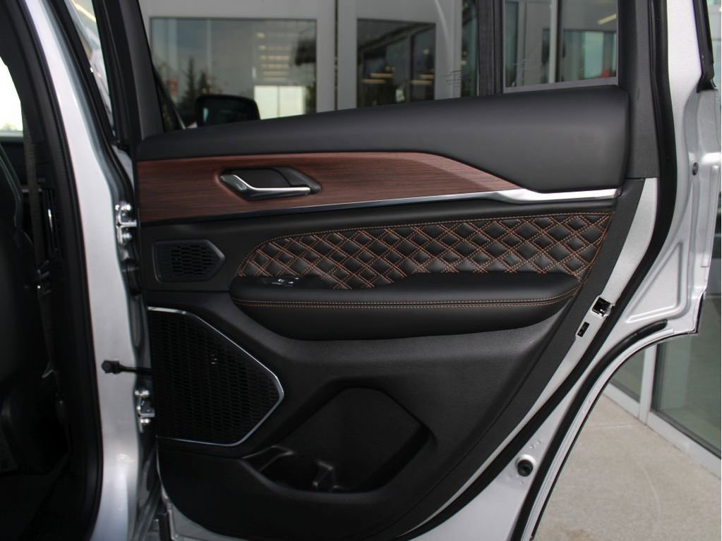 New 2025 Jeep Grand Cherokee Summit image 30