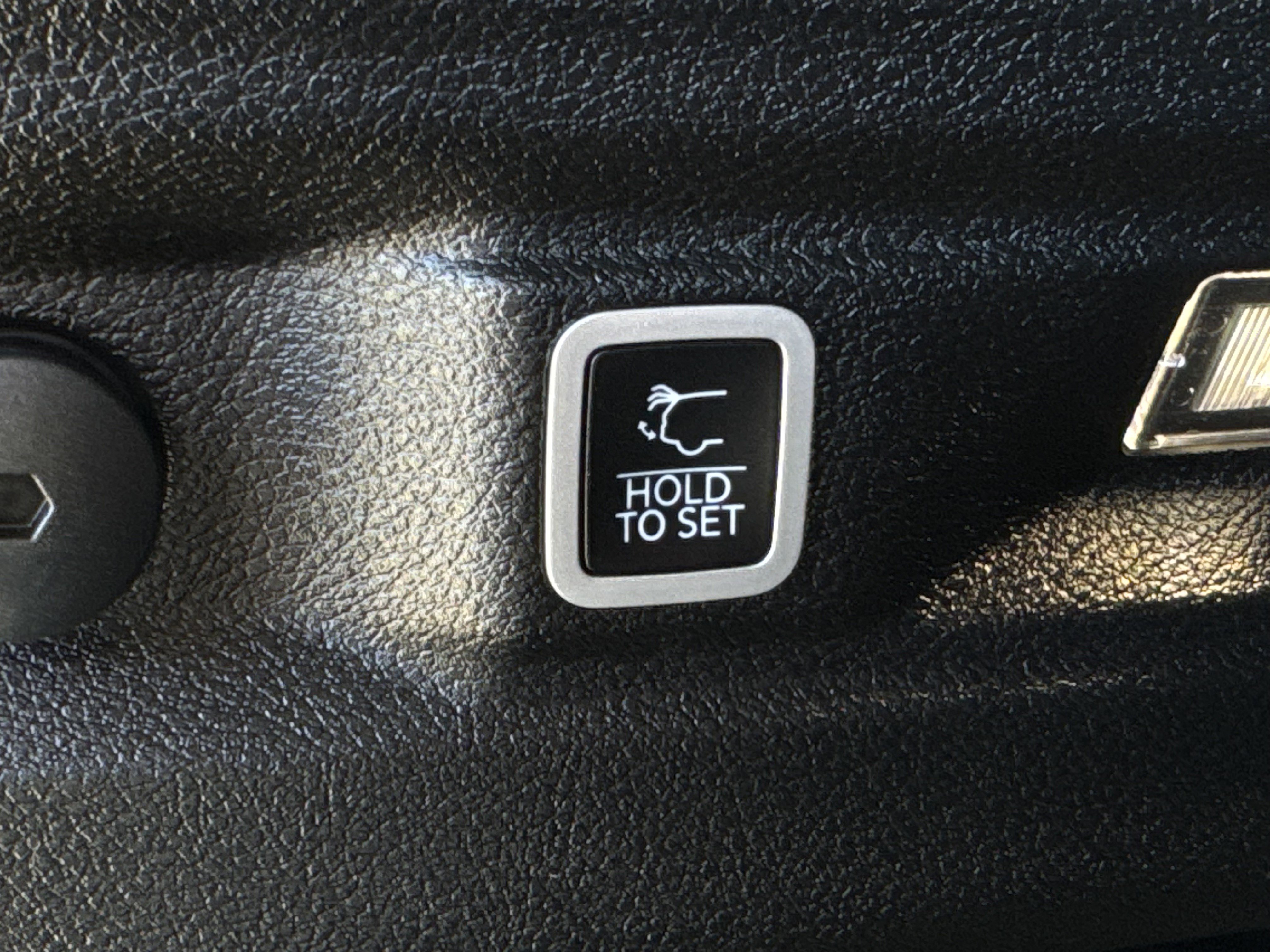 Used 2024 Jeep Grand Cherokee L Laredo image 9