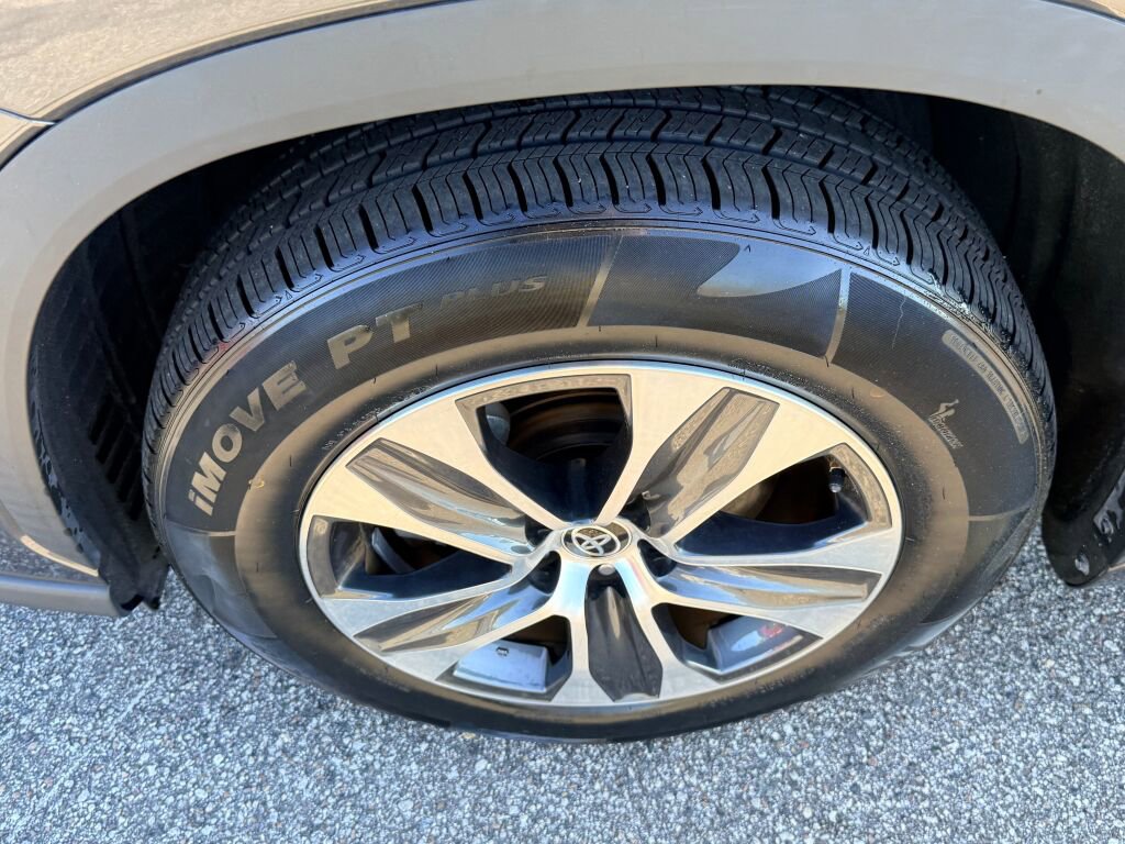 Used 2021 Toyota Highlander XLE image 17