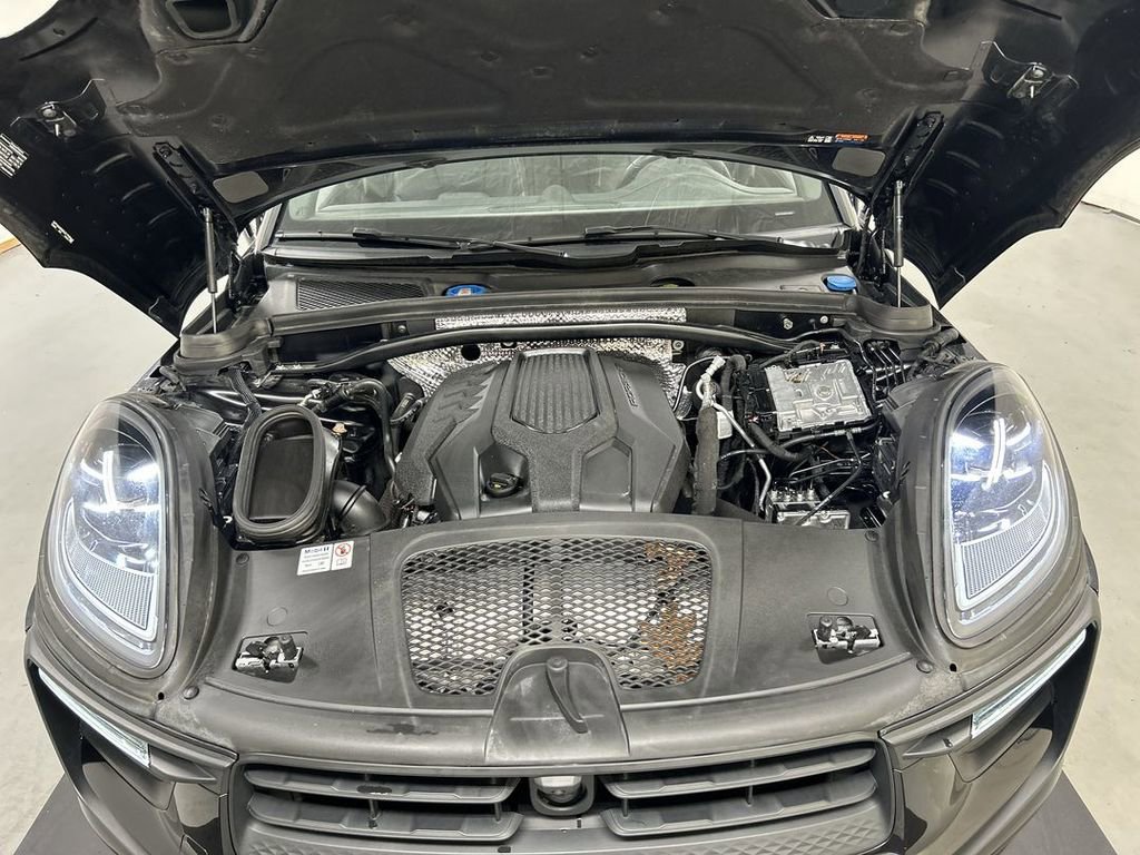 Certified 2024 Porsche Macan AWD/4WD image 25