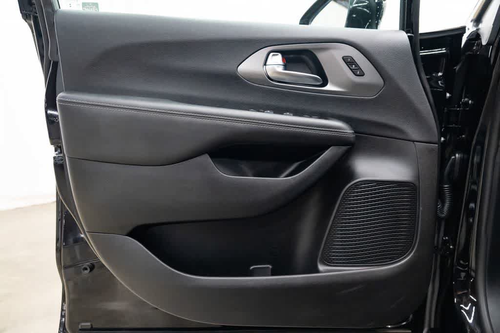 Used 2025 Chrysler Pacifica Select FWD image 22