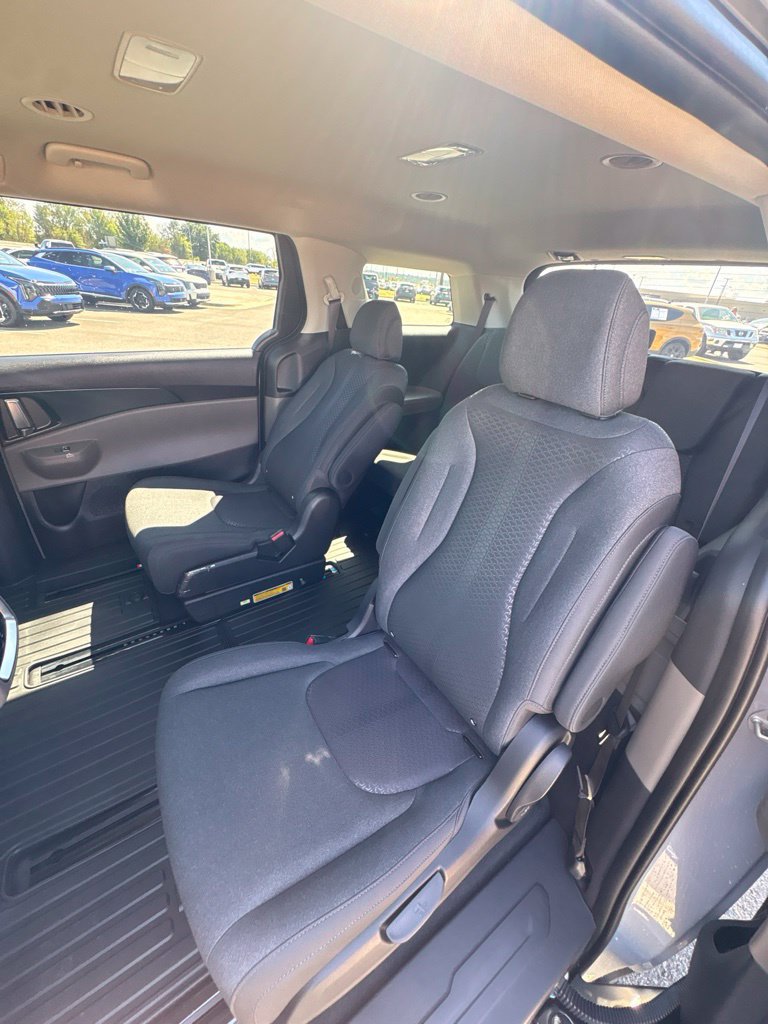New 2027 Kia Carnival LX FWD image 21