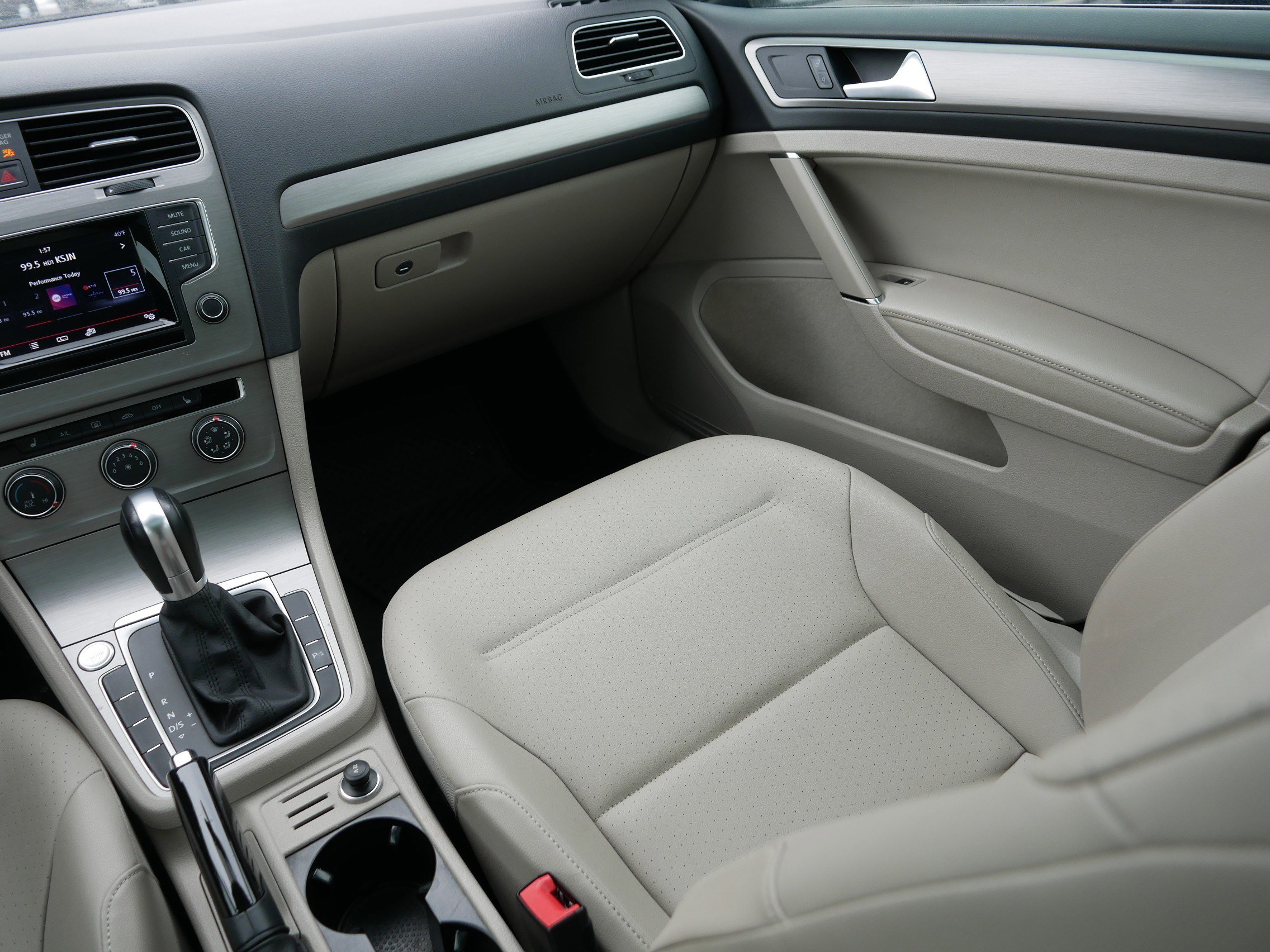 Used 2015 Volkswagen Golf SE image 11