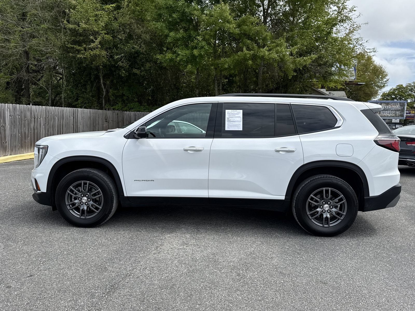 Used 2025 GMC Acadia Elevation FWD image 2