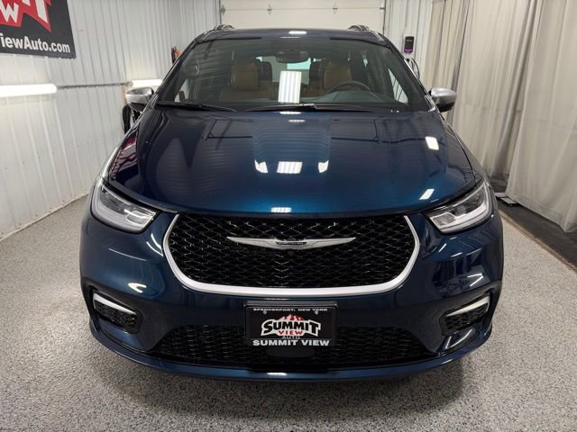 Used 2023 Chrysler Pacifica Pinnacle image 2