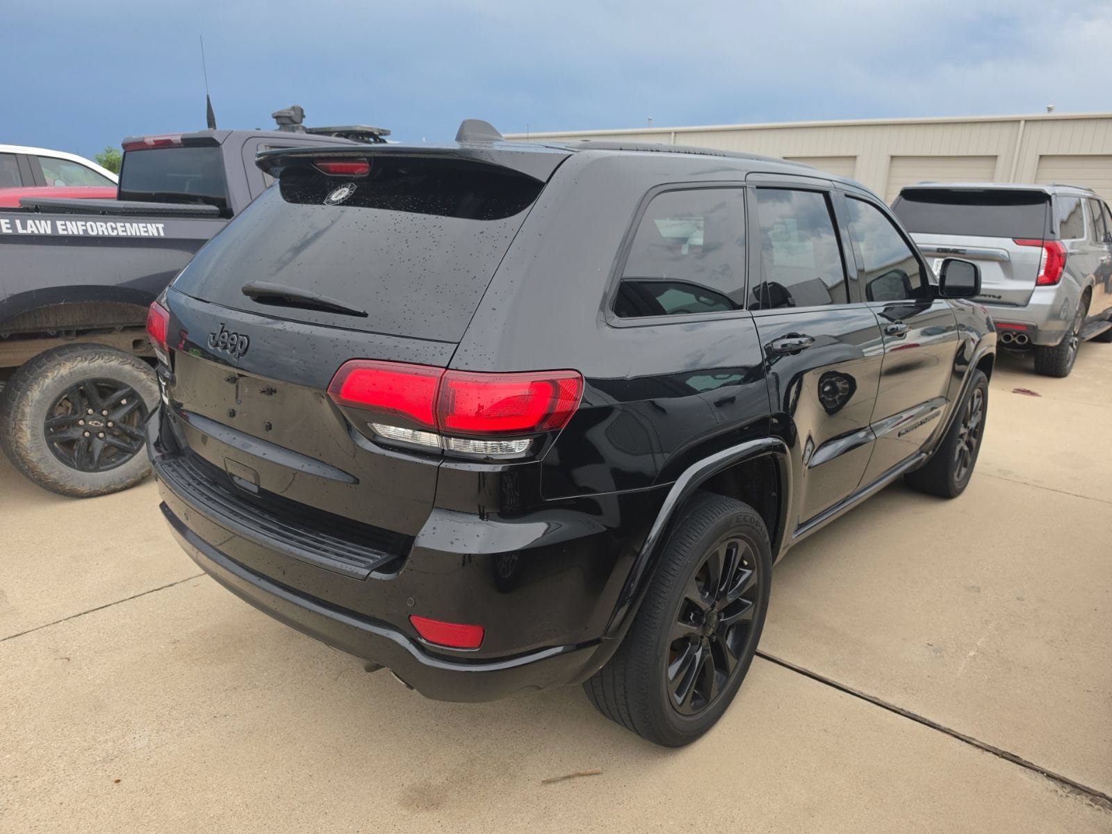 Used 2022 Jeep Grand Cherokee Laredo X AWD/4WD image 3