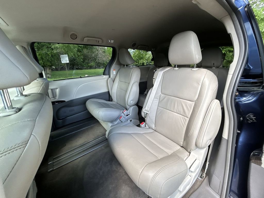 Used 2018 Toyota Sienna XLE FWD image 23