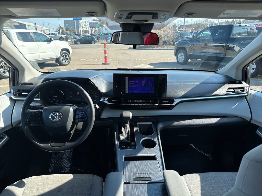 Used 2025 Toyota Sienna LE image 13