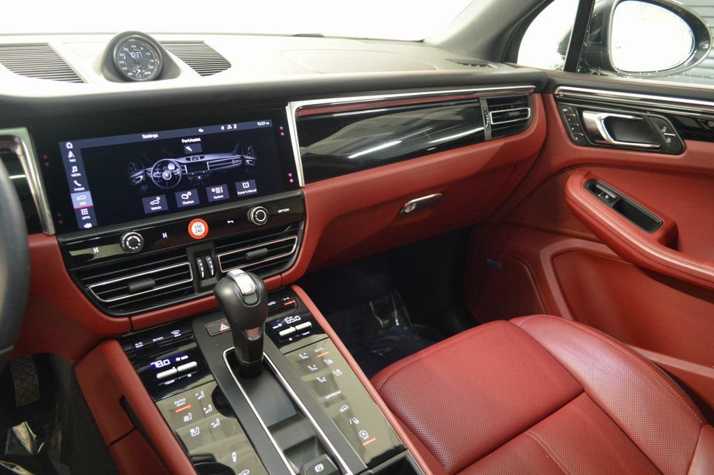 Certified 2025 Porsche Macan AWD/4WD image 26