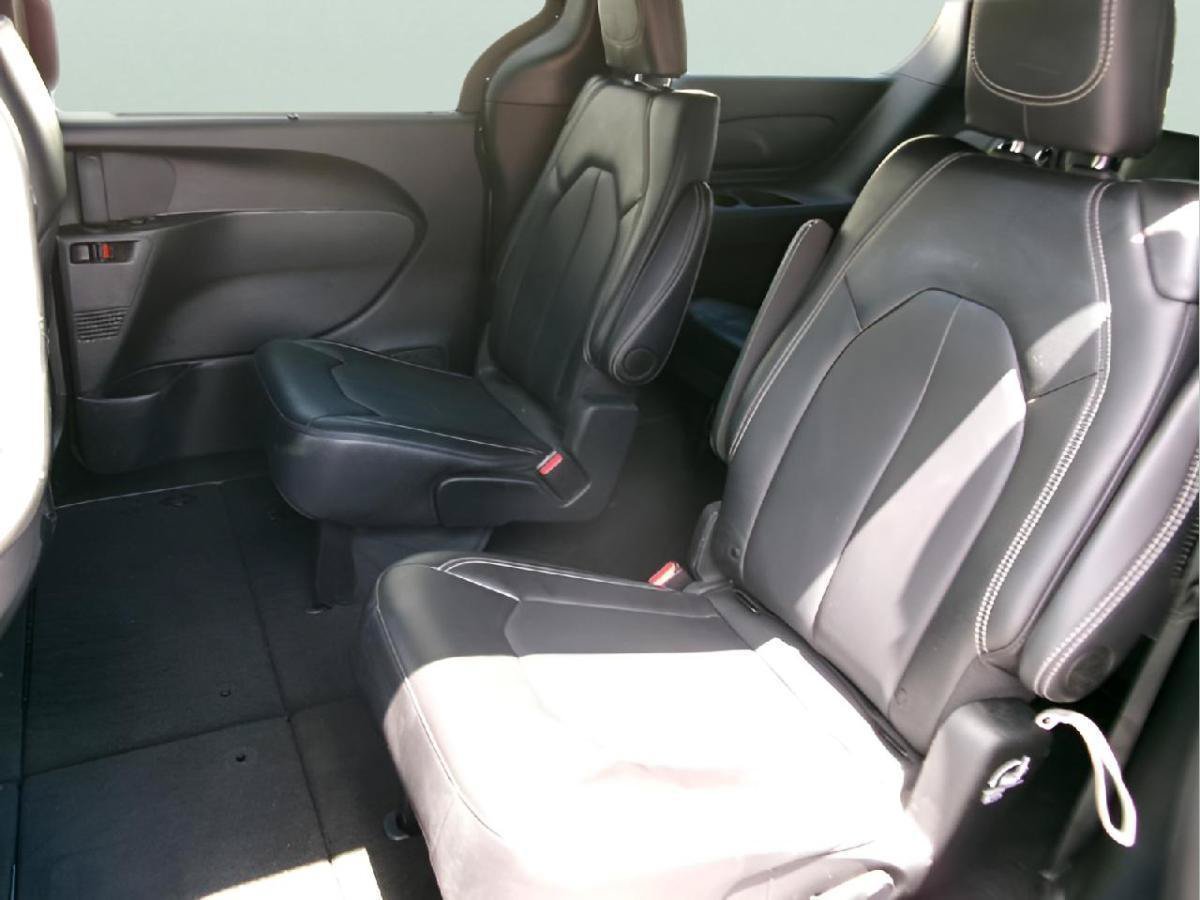 Used 2025 Chrysler Pacifica Select FWD image 10