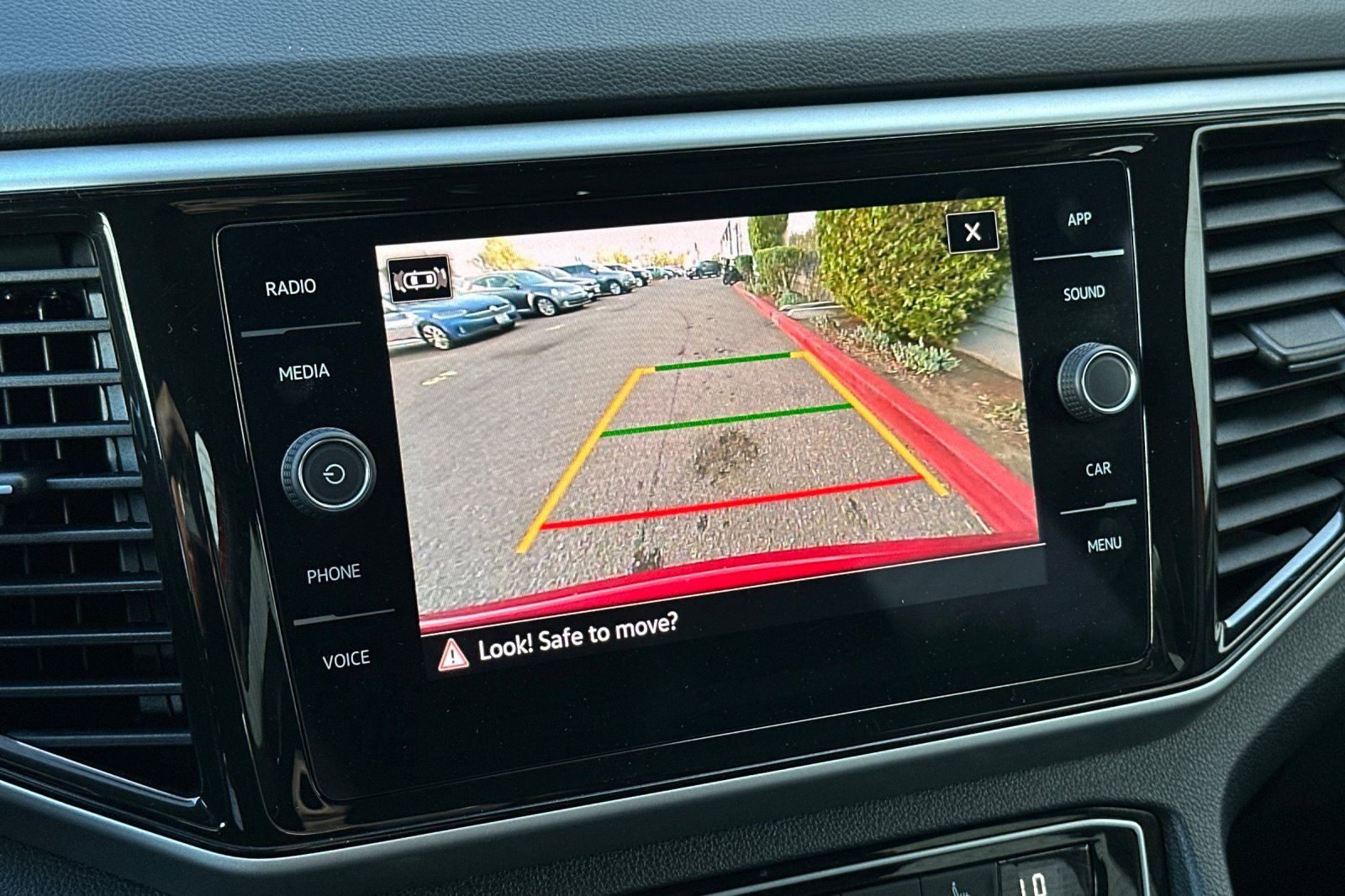 Used 2022 Volkswagen Atlas Cross Sport SE image 19