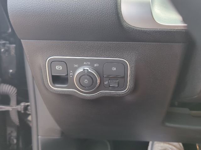 Used 2023 Mercedes-Benz GLB 250 4MATIC image 39