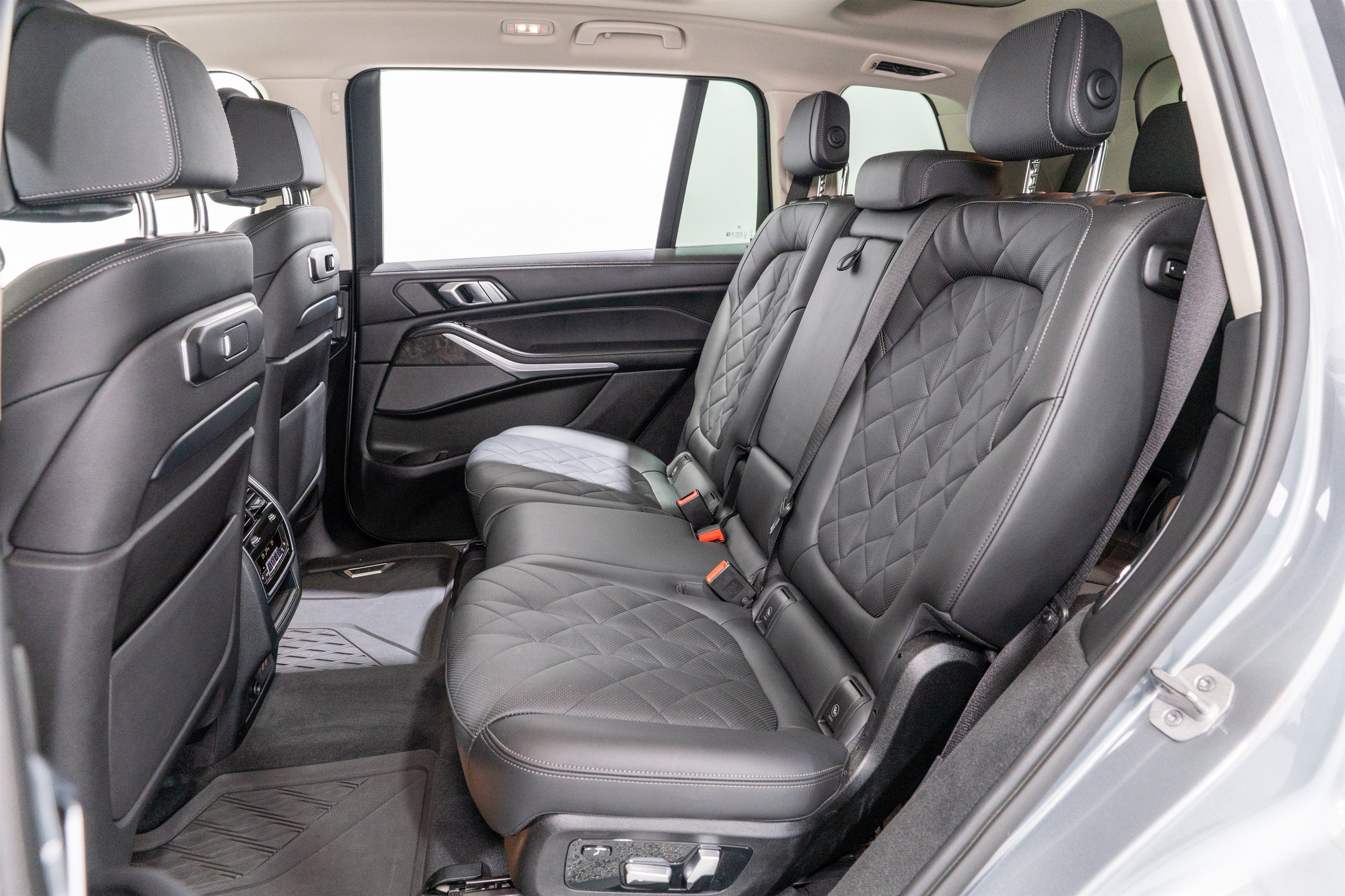 Used 2023 BMW X7 xDrive40i w/ Premium Package AWD/4WD image 32