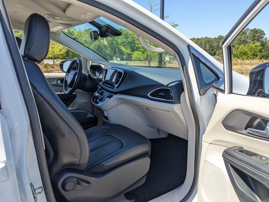 Used 2024 Chrysler Pacifica Touring-L image 49