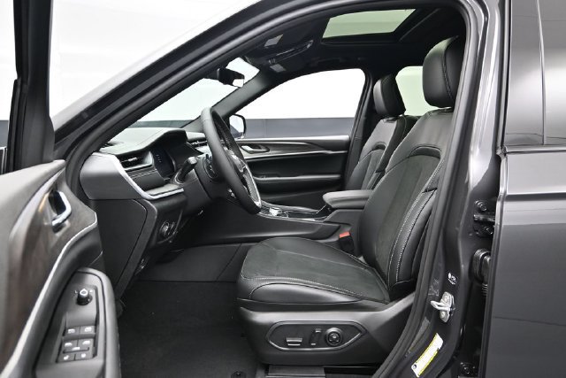 New 2026 Jeep Grand Cherokee Altitude AWD/4WD image 17