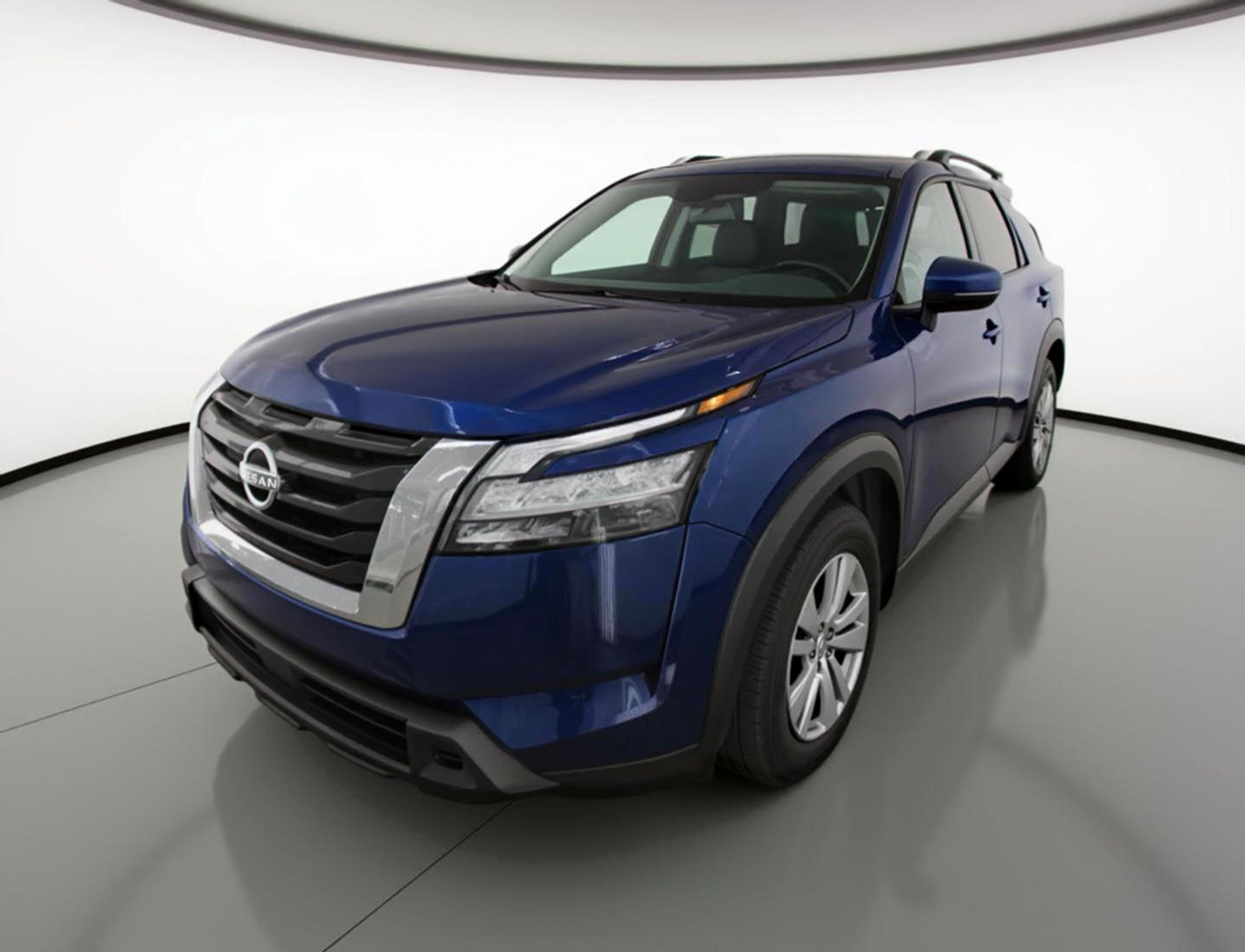 Used 2025 Nissan Pathfinder SV image 3