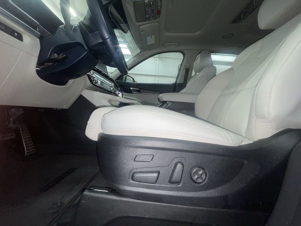 Used 2025 Kia Telluride SX w/ SX Captain's Chair Package image 12