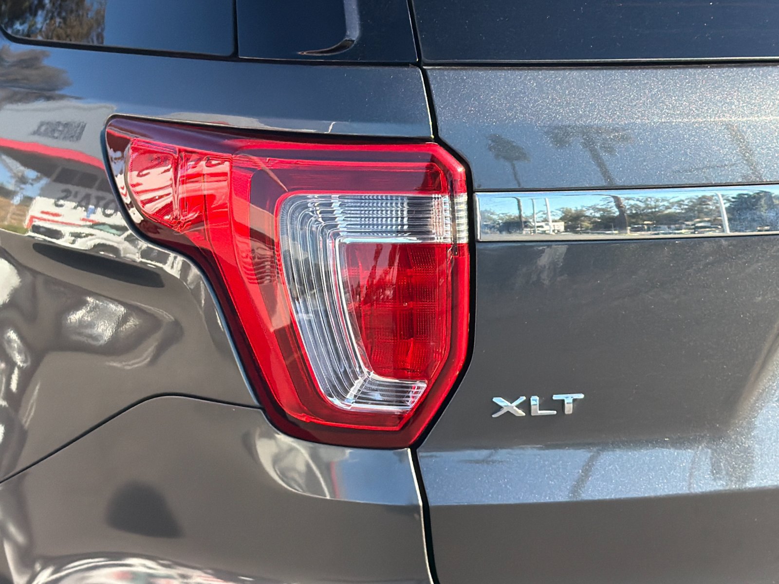 Used 2018 Ford Explorer XLT FWD image 25
