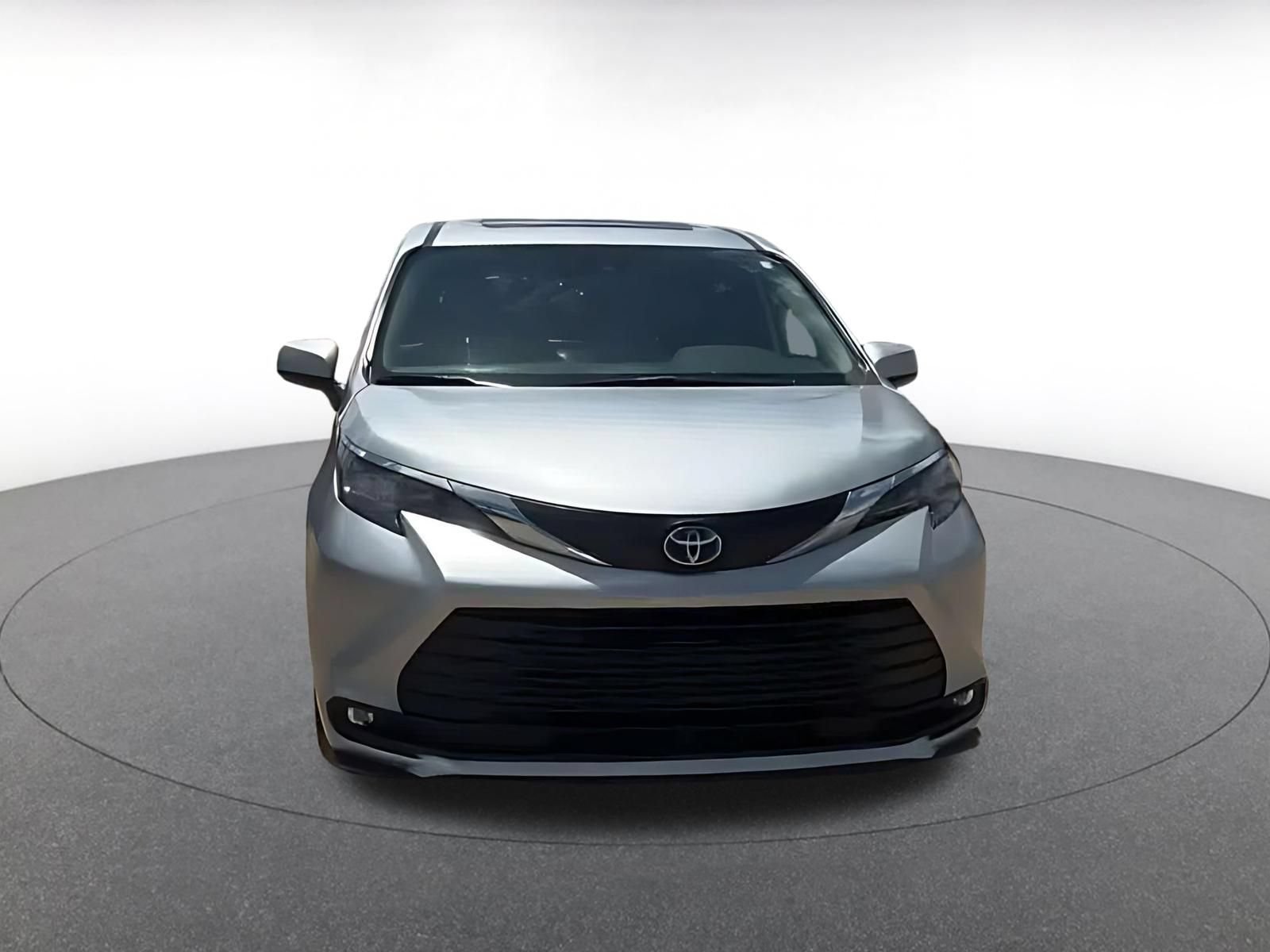 Used 2025 Toyota Sienna XLE FWD image 4