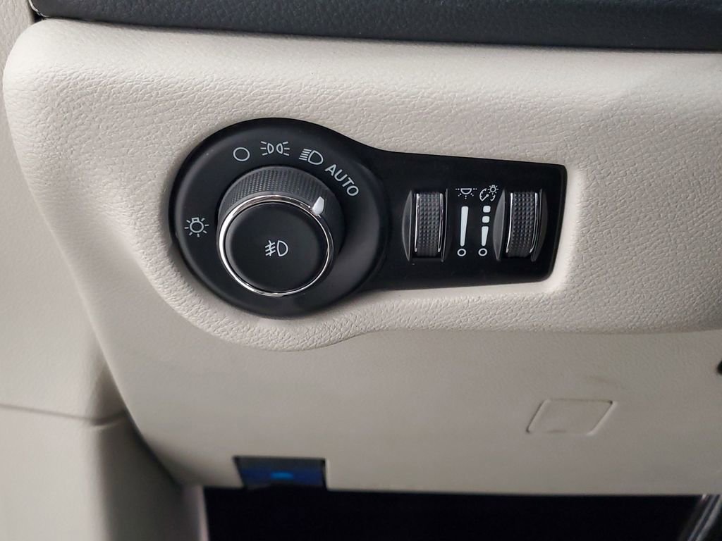 Used 2023 Chrysler Pacifica Limited FWD image 13