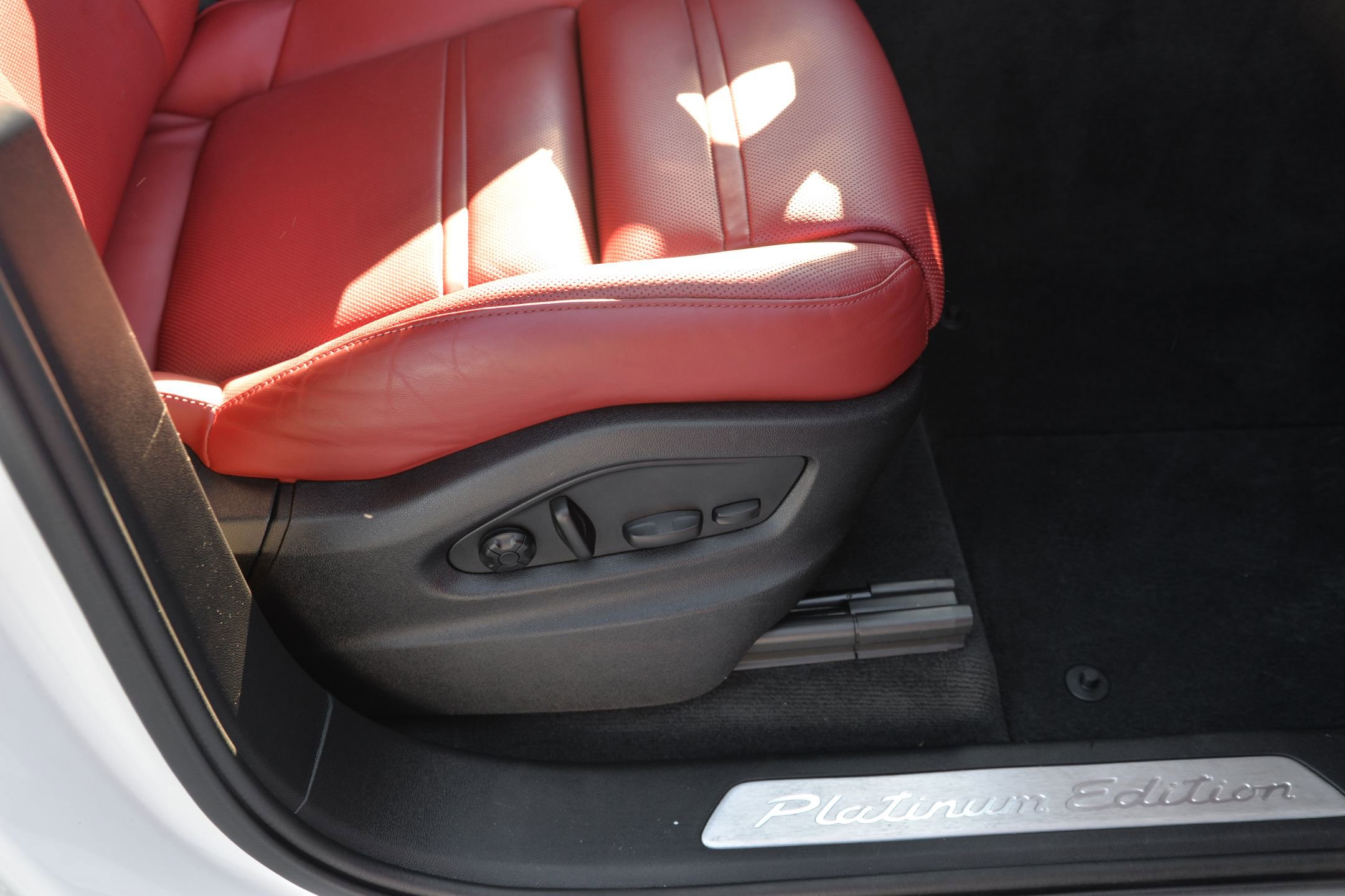 Certified 2023 Porsche Cayenne Platinum Edition image 13