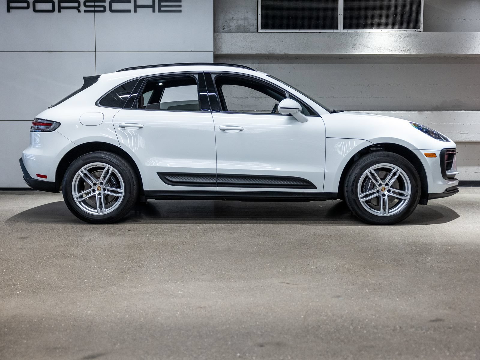Certified 2024 Porsche Macan AWD/4WD image 8