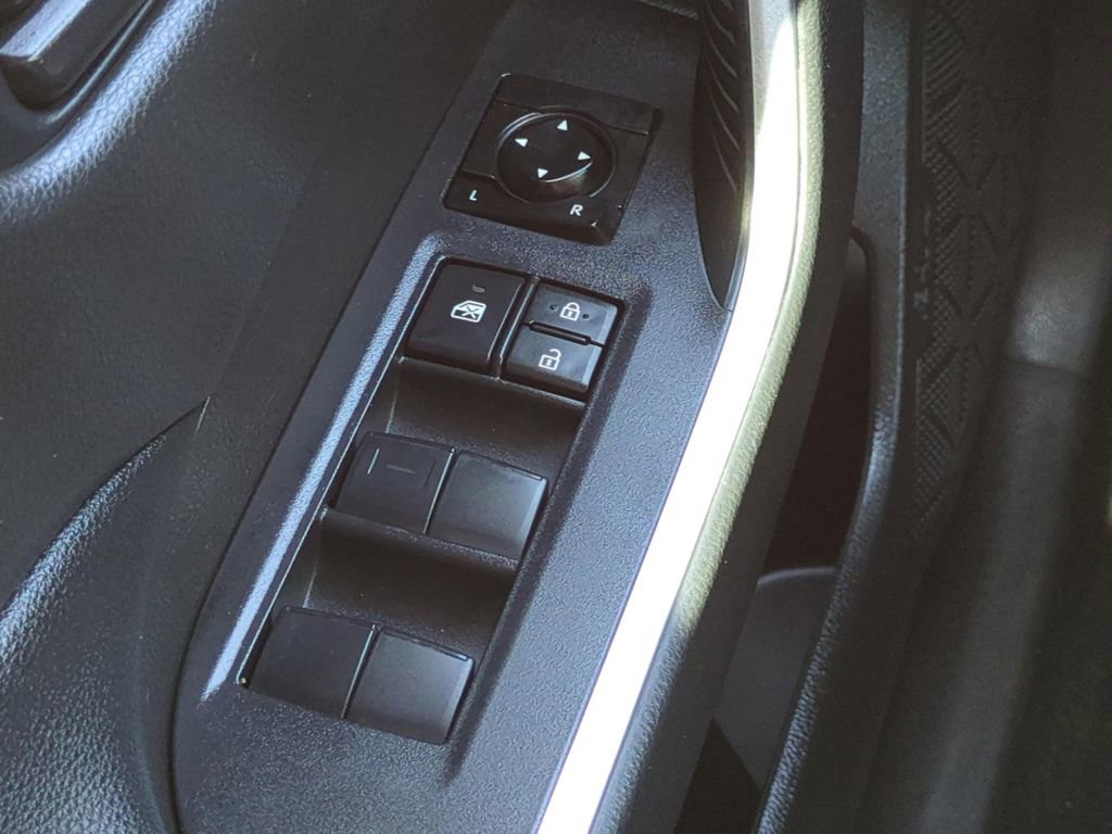 Used 2021 Toyota RAV4 LE image 20